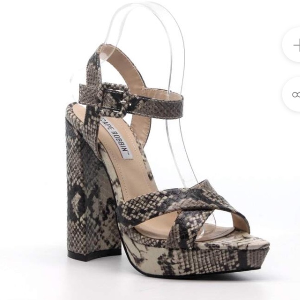 *NWT* Snakeskin platform heels